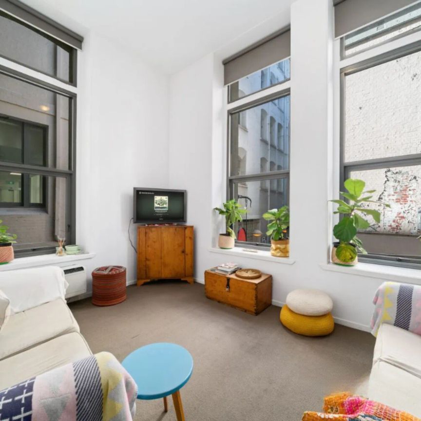 Vibrant Degraves Street Apartment in Prime CBD Locale - Photo 1