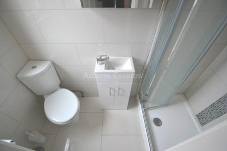 1 bedroom in a house share to rent - Photo 5