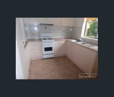 Lovely Two-Bedroom Townhouse – Great Location! - Photo 4