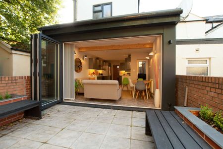 Fully remodelled to the highest specification! - Photo 3