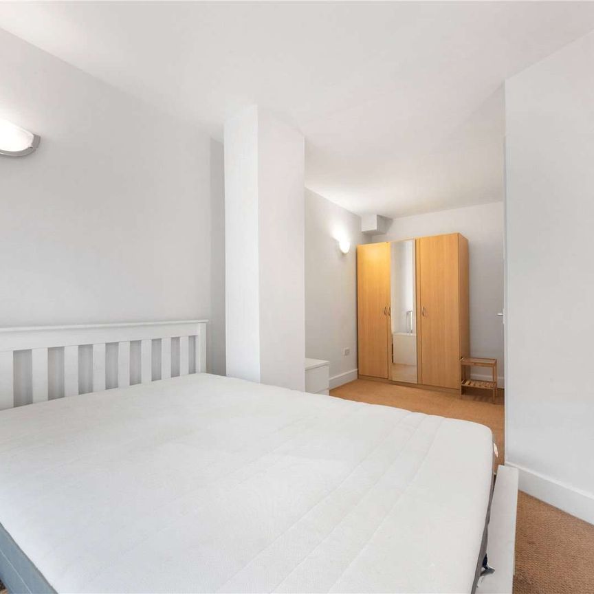 A duplex apartment in Wapping, near to St Katharine Docks, Aldgate and Tower Hill. - Photo 1