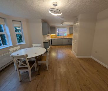 3 bedroom Flat To Let - Photo 4