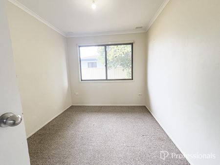 9 Flemming Crescent, West Tamworth NSW 2340 - House For Rent | Domain - Photo 4