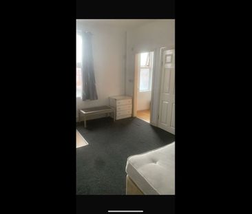 Studio Flat, Dawson Road Leeds, LS11 - Photo 1