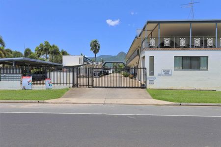 Ground floor unfurnished studio - Air Conditioned - Carport and Pool - Photo 3