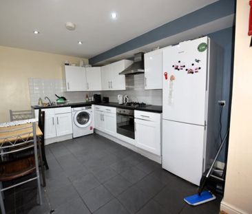 3 bedroom Flat in St Annes Road, Leeds - Photo 3