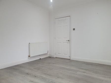 Grayton Court, Hursley Road - Photo 4