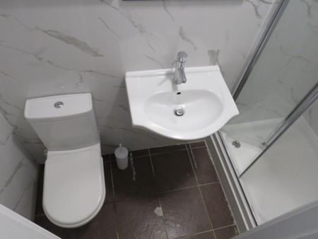 4 bedroom end of terrace house to rent - Photo 2