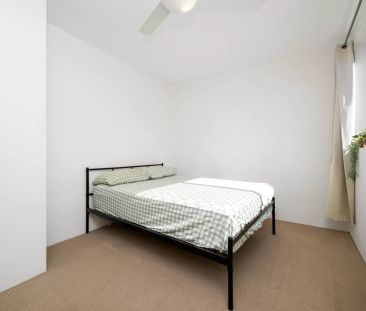 Spacious Unit in Ideal Coorparoo Location - Photo 4
