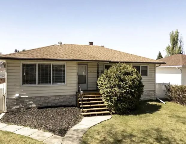 Spacious 3-bedroom house - Fully renovated *All Utilities & Internet Included* | 11828 135 Street Northwest, Edmonton - Photo 1