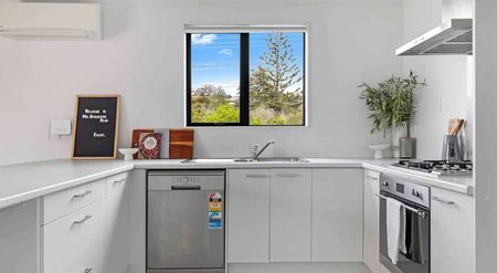 Immaculate 2 bedroom standalone home near the ... - Photo 4