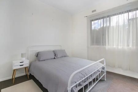 Comfortable 3 Bedroom Home In Central Wodonga - Photo 2