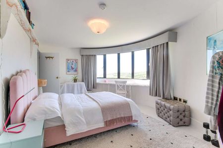 A striking and beautiful former oast and barn, set in an elevated rural position with far-reaching views - Photo 5