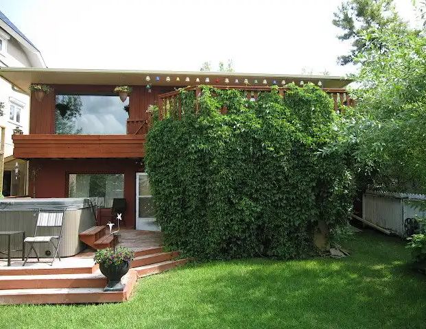 Renfrew - Fully Furnished Inner-City 1-Bedroom Suite with Stunning Views — 1 Bedroom Duplex - Photo 1