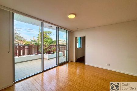 Gorgeous, modern ground floor apartment - Photo 2