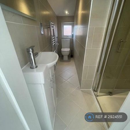 1 bedroom in a house share to rent - Photo 3