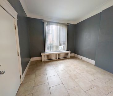 **Downtown Hamilton** Cozy Main Floor Bachelor Apartment!! - Photo 4