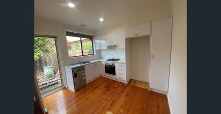 Stylish Renovated Villa in Prime Location - Photo 4