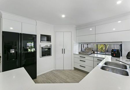 Beautiful Family Home in Burleigh Waters - Photo 3