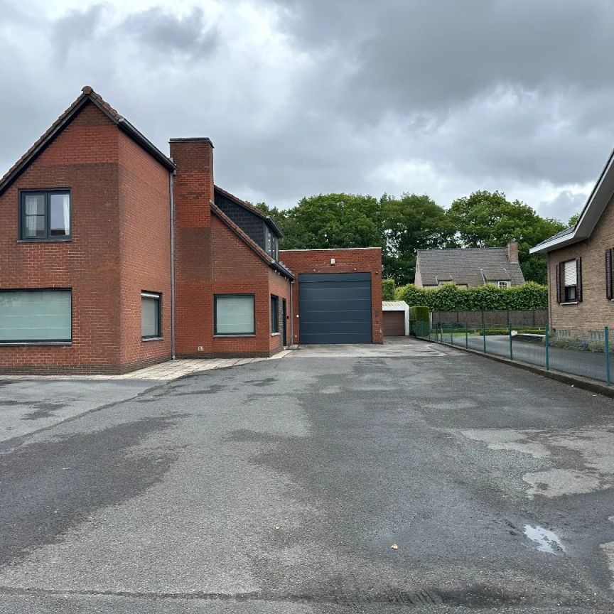 Ruime woning veel parking en grote tuin te Wielsbeke - Foto 1