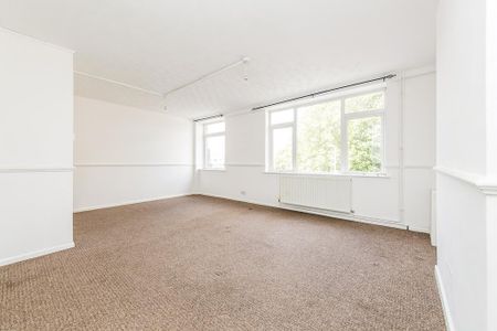 3 bedroom flat to rent - Photo 2