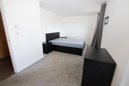 1 bedroom Penthouse to let - Photo 3