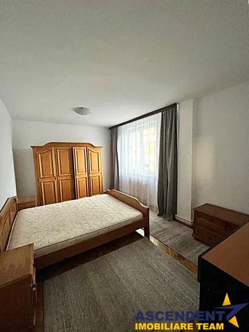 Apartament cu 4 camere, Central - Fotografie 3