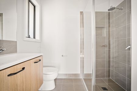 Stunning Brand New 4-Bedroom Home for Rent in Oran Park - Photo 4