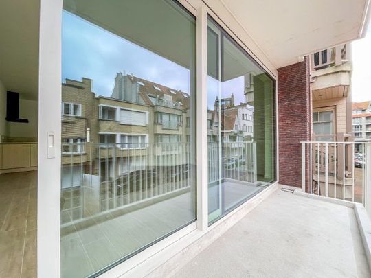 Nieuw, zuid-west gericht appartement gelegen vlakbij de Dumortierlaan. Inpandige parking te huur - Photo 1