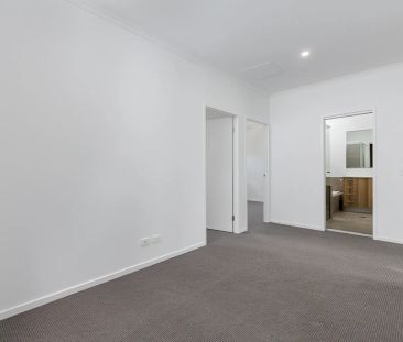 Brand new, beautifully designed townhouse! - Photo 2