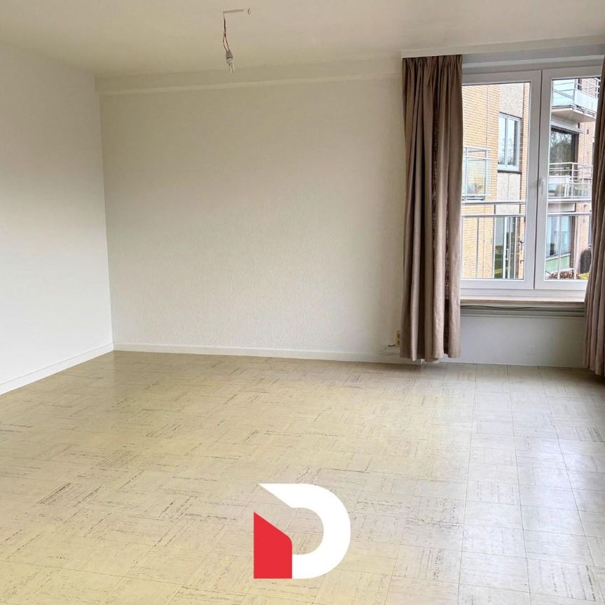 Lichtrijk gerenoveerd appartement, 3 slaapkamers en garagebox - Photo 1