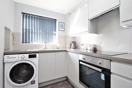 Alexandra Gardens, Woking - 2 bedrooms Property for lettings - Seymours - Photo 4