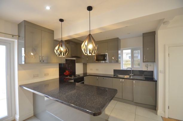 3 bedroom Semi-detached house to rent - Photo 1