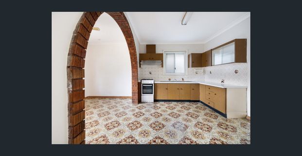 Large freestanding house in desirable tree-lined street - Photo 1