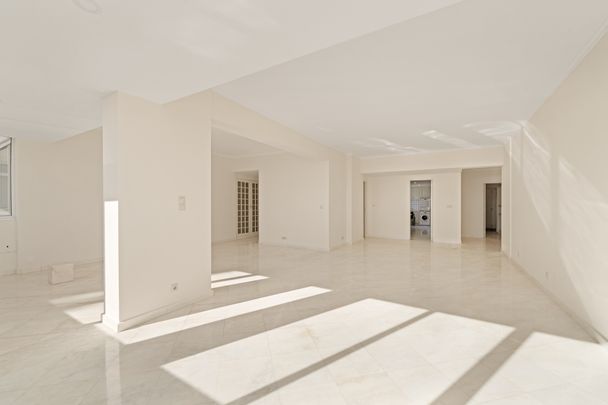 3-bedroom apartment with river views for rent in Restelo - Photo 1