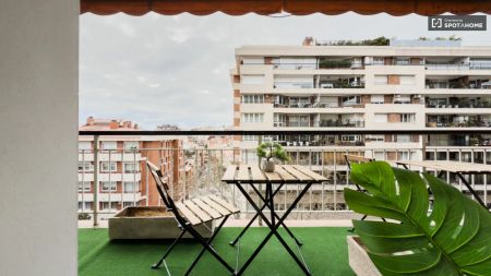Room in a shared 9-bedroom apartment for rent in el Putget i Farró, suitable for professionals and students - Photo 5