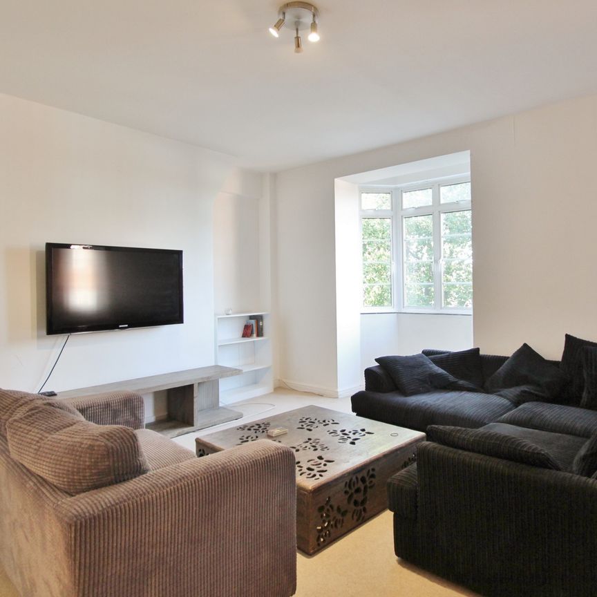 Latymer Court, Hammersmith Road, Hammersmith, London, W6 - Photo 1