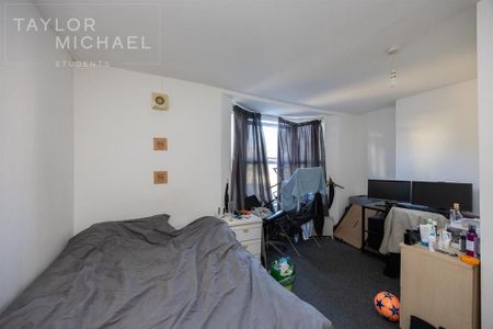 4 bedroom end of terrace house to rent - Photo 5