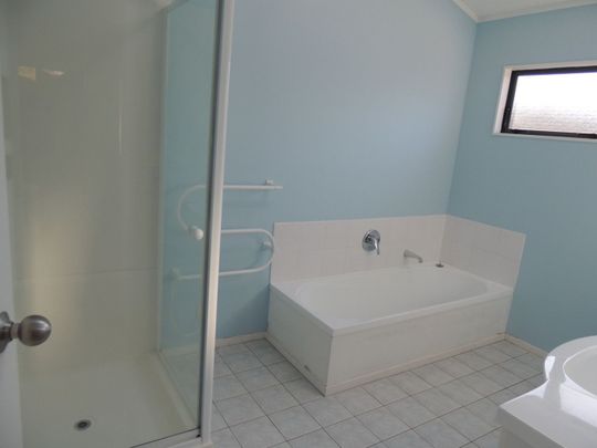 PAKURANGA 4 bedrooms family home - Photo 1