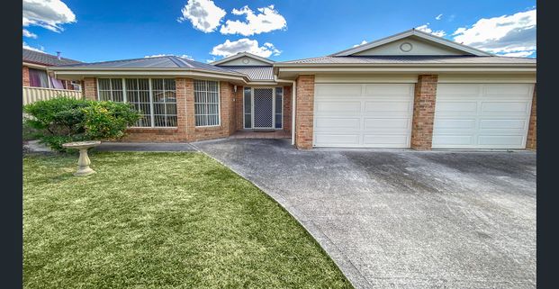 Freshly painted and newly carpeted 4 bedroom home - Photo 1