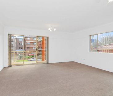 Spacious 2 Bedroom Apartment - Photo 3