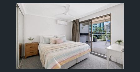 Furnished Sub-Penthouse Apartment minutes from the beach - Photo 3