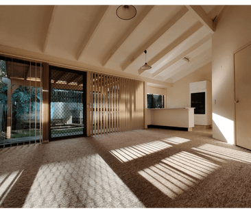 2/198 Olsen Avenue, Arundel, Qld 4214 - Photo 5