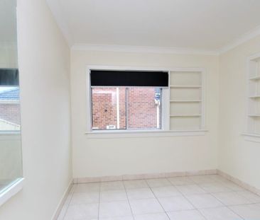 Family Home in Guildford - 4 Bed, 1 Bath - Photo 2