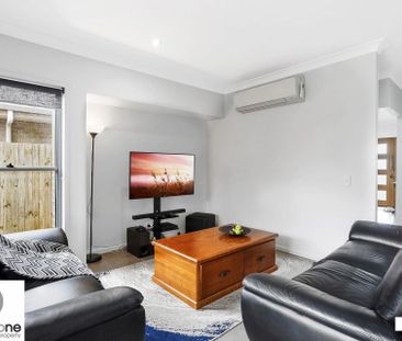 CONTEMPORARY FAMILY HOME IN CONVIENIENT LOCATION! - Photo 4