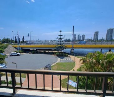 Southport Broadwater gorgeous modern unit with water views! - Photo 4