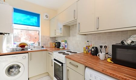 4 bedroom property in a great location - Photo 5