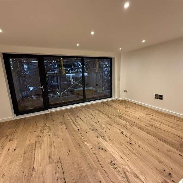 Hawthorne Crescent, Greenwich, London, SE10 - Photo 1