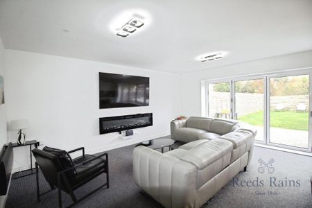 4 bedroom detached house to rent - Photo 4