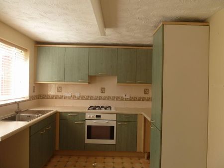 2 bedroom end of terrace house to rent - Photo 3